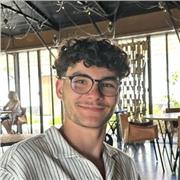 Étudiant donnant des cours particuliers / soutien scolaire / aide aux devoirs pour lycéens / collégiens